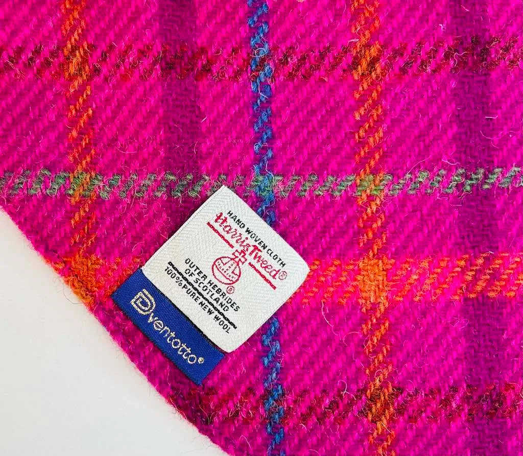 Cappotto per cane Hebrides (fucsia) in lana Harris Tweed® | Dventotto® DixyStore