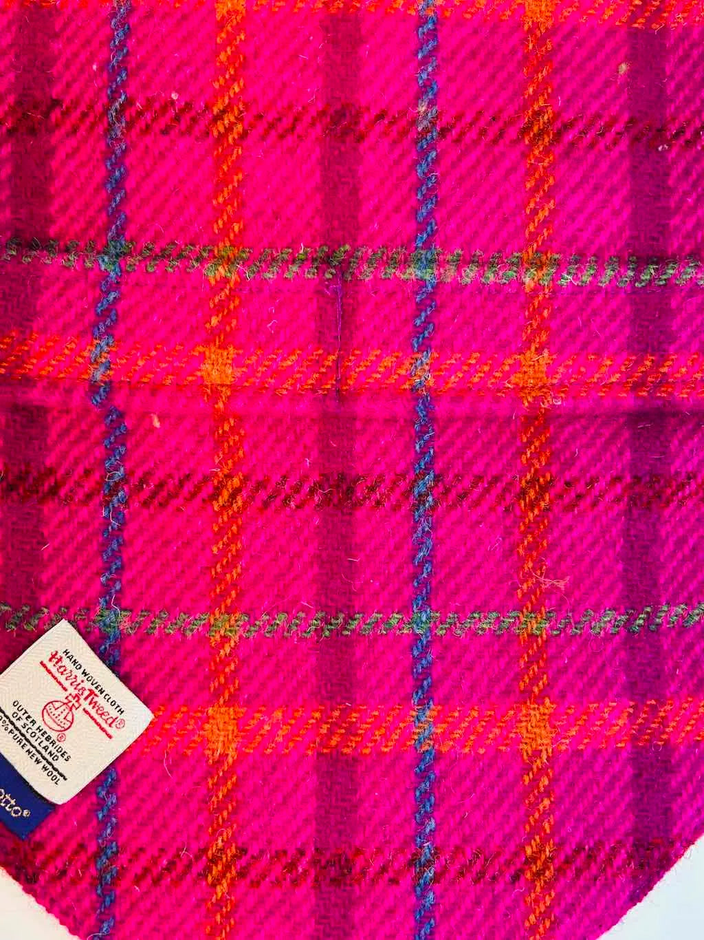 Cappotto per cane Hebrides (fucsia) in lana Harris Tweed® | Dventotto® DixyStore