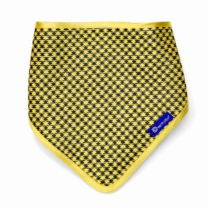 Bandana per cani pied-de-poule nero e oro con chiusura regolabile a bottoni a pressione. Black and gold houndstooth dog bandana with adjustable snap button closure.