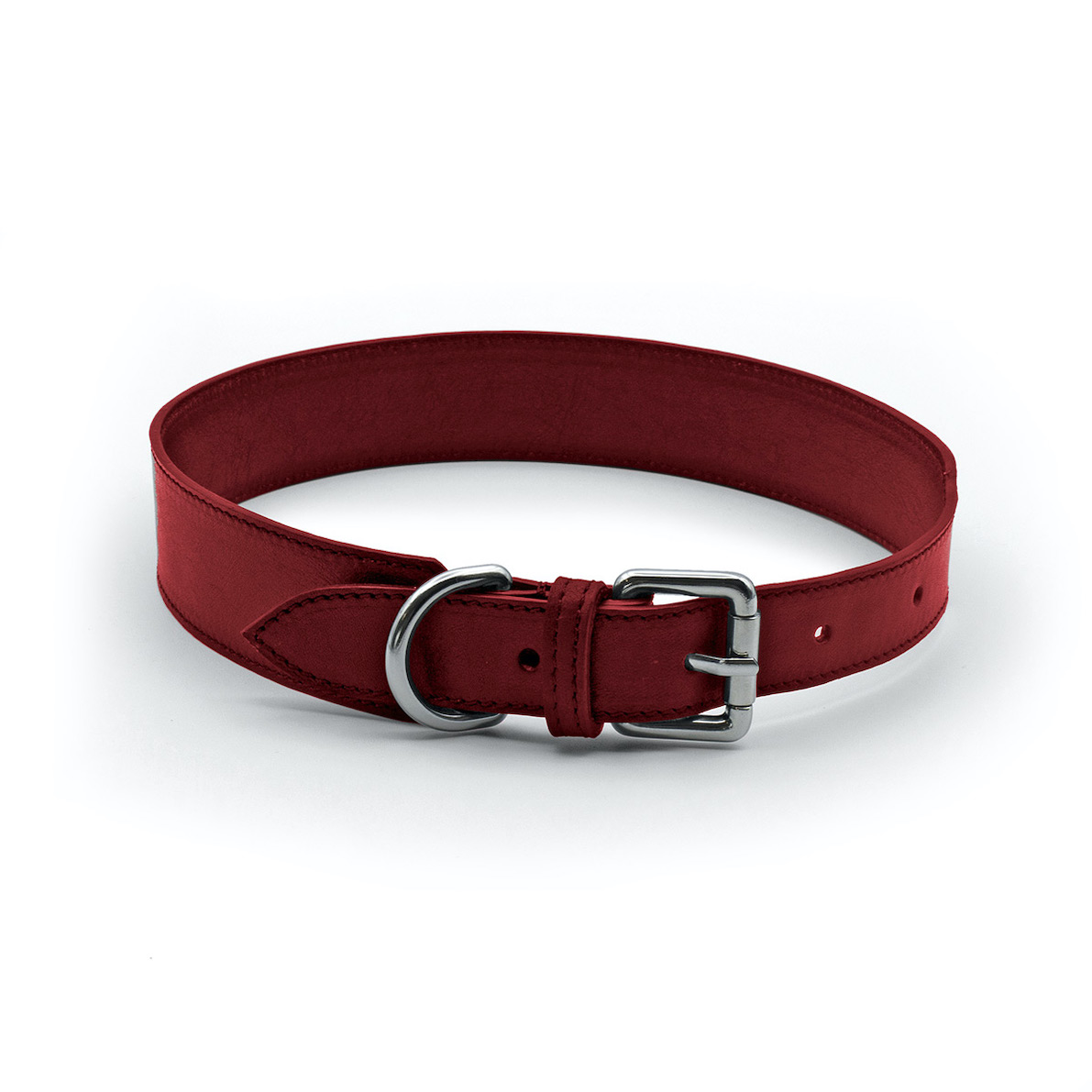 Dog collar made in vegetable tanned calf Italian leather with D-ring to attach leash. Luxury pet accessories. Worldwide shipping.