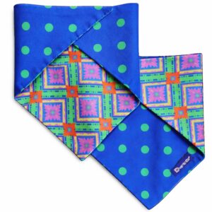 Bandana per cani double face in cotone con fantasia floreale colorata da un lato e pois verdi su fondo blu dall’altro. Reversible cotton dog bandana with colorful floral pattern on one side and green polka dots on blue on the other side