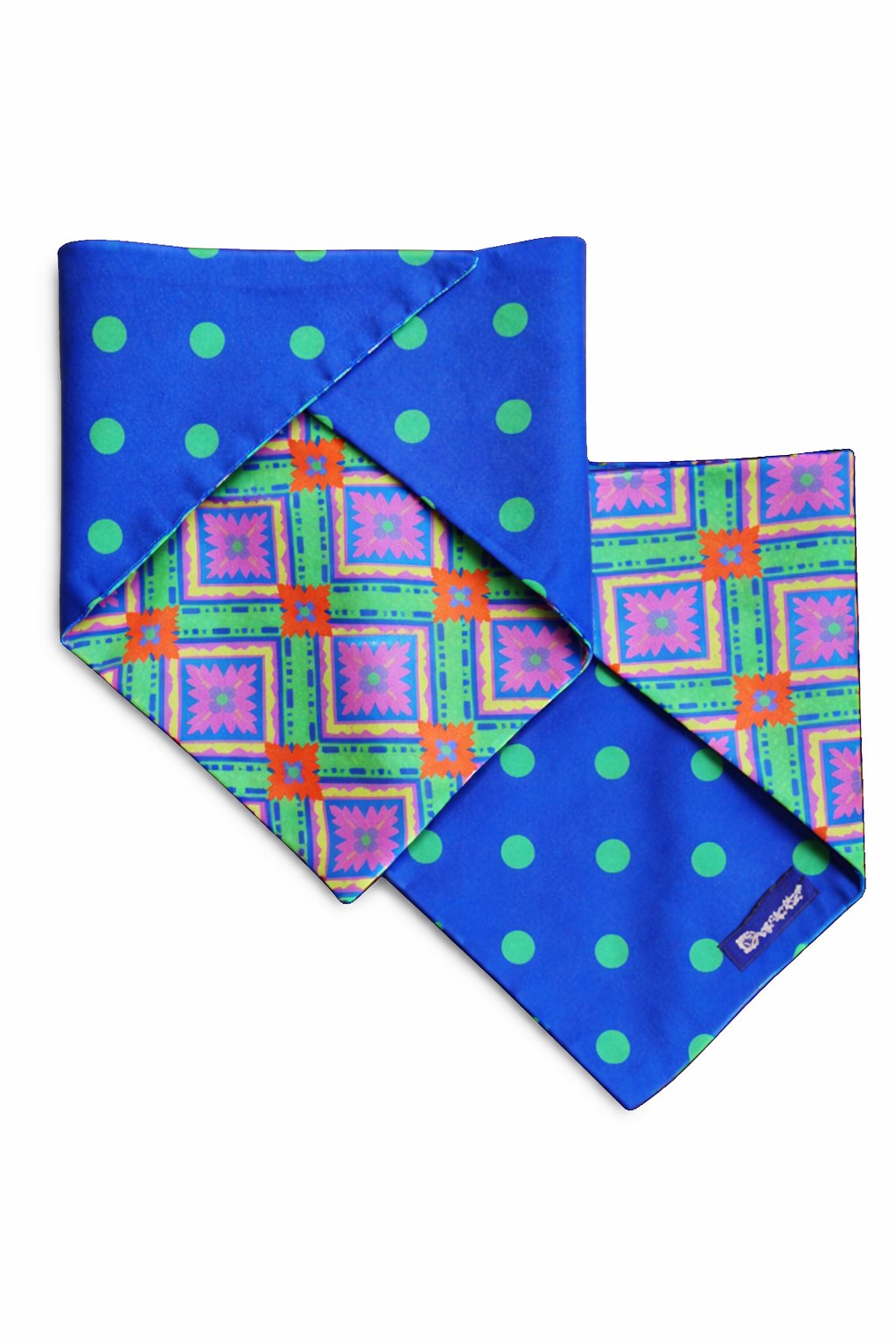dixystore-bandana-cane-reversibile-cotone-blu-fiori Bandana per cani double face in cotone con fantasia floreale colorata da un lato e pois verdi su fondo blu dall’altro. Reversible cotton dog bandana with colorful floral pattern on one side and green polka dots on blue on the other side