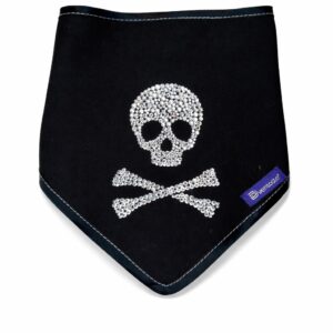 Bandana per cani nera con motivo Jolly Roger in strass e chiusura regolabile con bottoni a pressione. Black dog bandana with rhinestone Jolly Roger motif and adjustable snap button closure.
