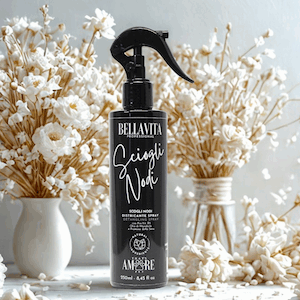 Spray districante nutriente per il mantello del cane formulato con Pro-Vitamina B5, olio di mandorle e proteine della seta per facilitare la spazzolatura / Nourishing dog detangling spray with Pro-Vitamin B5, almond oil and silk proteins to improve coat manageability