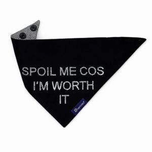Bandana per cane nera con scritta “Spoil Me Cos I’m Worth It” in strass e chiusura regolabile con bottoni a pressione. Black dog bandana with rhinestone lettering “Spoil Me Cos I’m Worth It” and adjustable snap button closure.