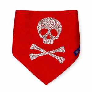Bandana per cane rossa con motivo Jolly Roger in strass e chiusura regolabile con bottoni a pressione. Red dog bandana with rhinestone Jolly Roger motif and adjustable snap button closure.