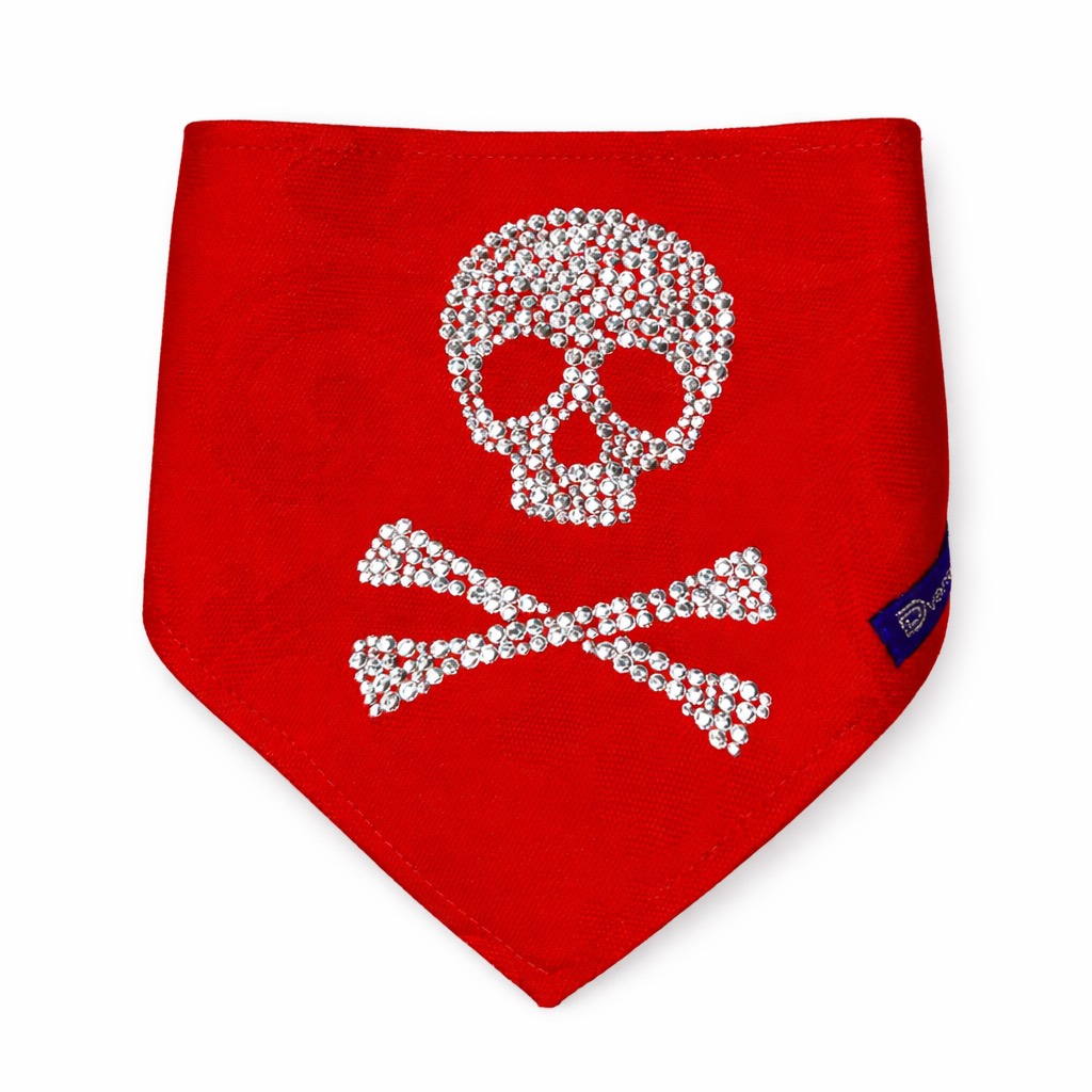 dixystore-bandana-cane-lusso-strass-rosso Bandana per cane rossa con motivo Jolly Roger in strass e chiusura regolabile con bottoni a pressione. Red dog bandana with rhinestone Jolly Roger motif and adjustable snap button closure.