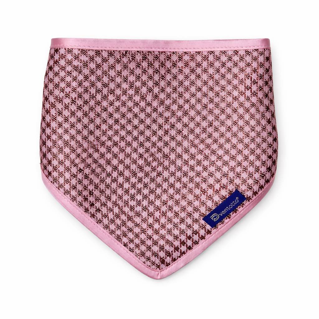 barboncino con Bandana per cani pied-de-poule rosa con chiusura regolabile a bottoni a pressione. Poodle with pink houndstooth dog bandana with adjustable snap button closure.