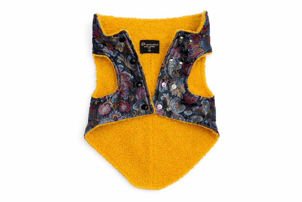 cappotto per cane in broccato modello Oriente con fodera bouclé color senape Oriente brocade dog coat with mustard bouclé lining