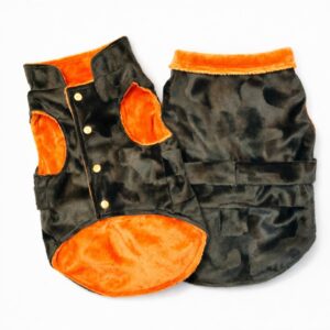 Bulldog francese che indossa cappotto per cane in faux fur camouflage “Kamo” French Bulldog wearing Kamo camouflage faux fur dog coat