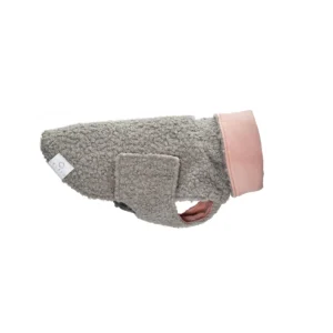 Due barboncini che indossano cappotti per cane in bouclé color acquamarina e rosa pastello con collo alto protettivo