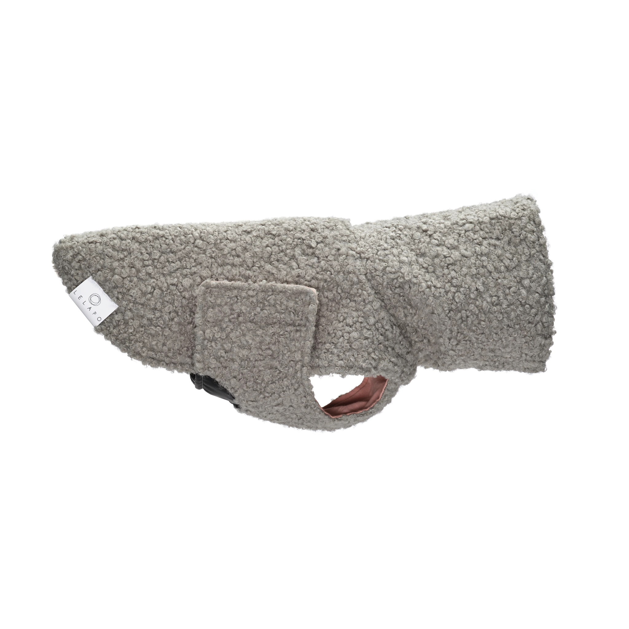 Due barboncini che indossano cappotti per cane in bouclé color acquamarina e rosa pastello con collo alto protettivo