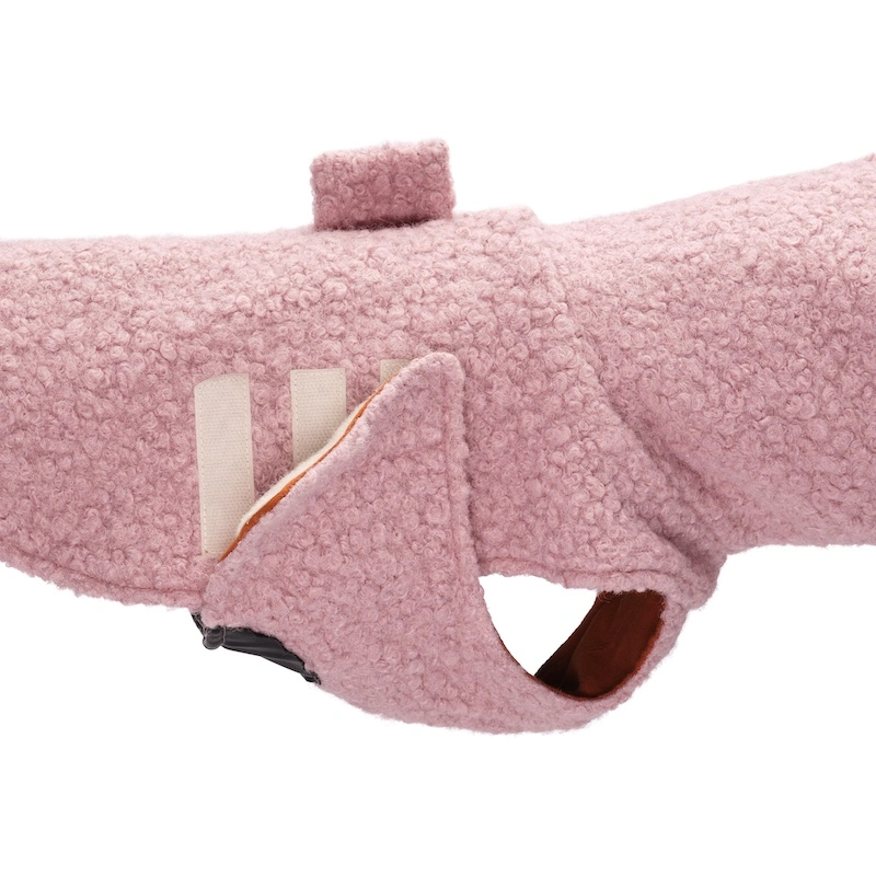 Due barboncini che indossano cappotti per cane in bouclé color acquamarina e rosa pastello con collo alto protettivo