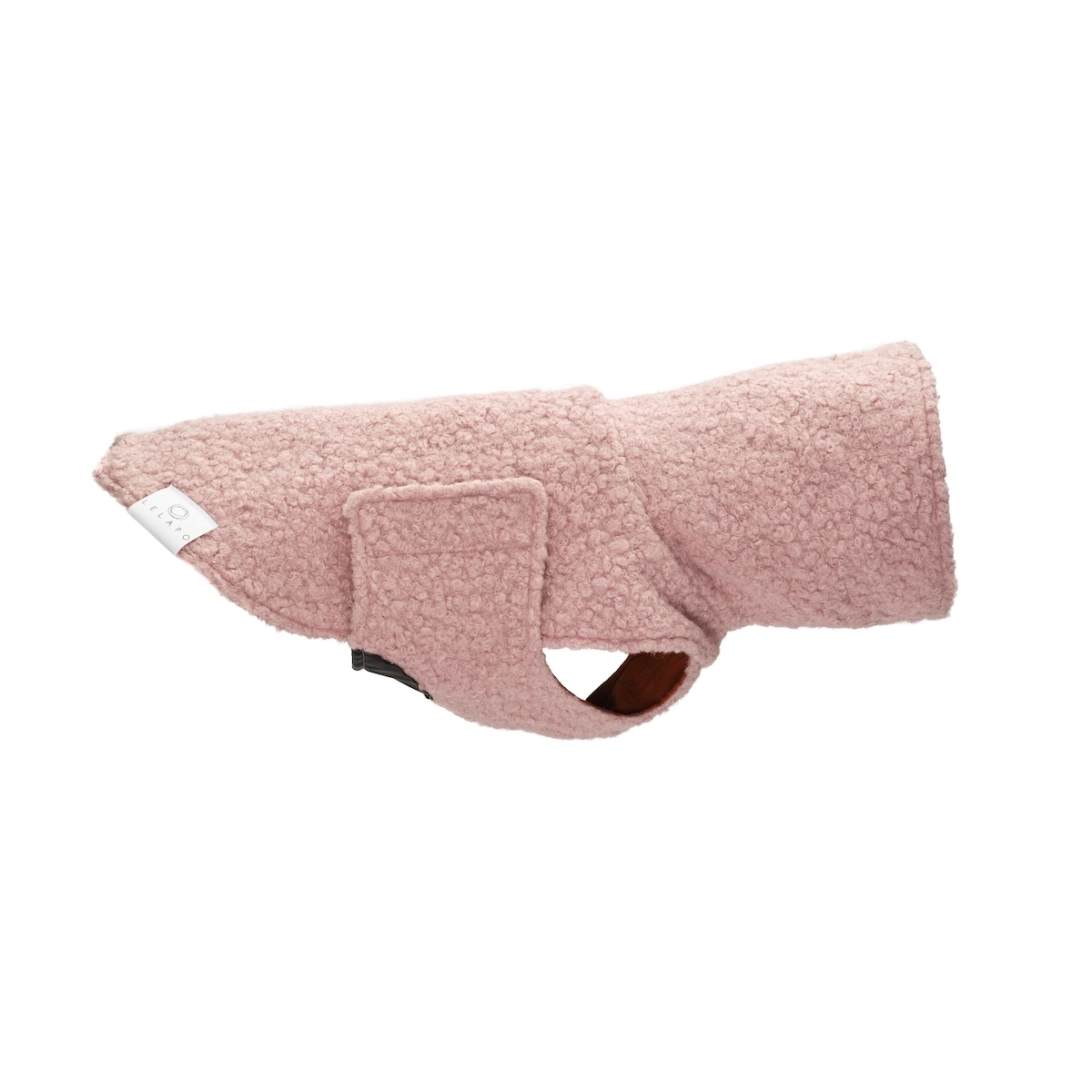 Due barboncini che indossano cappotti per cane in bouclé color acquamarina e rosa pastello con collo alto protettivo