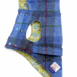 Cappotto per cane Hebrides in Harris Tweed con fodera interna in cotone paisley. Hebrides Harris Tweed dog coat with paisley cotton lining.