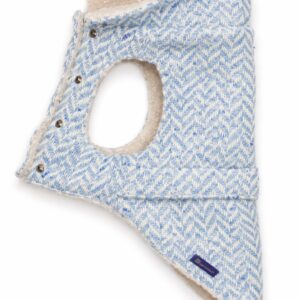 Cappotto per cane Roma in tweed spigato blu e crema con fodera bouclé avorio. Roma herringbone tweed dog coat in light blue and cream with ivory bouclé lining.