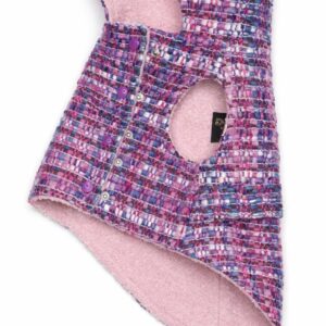 Cappotto per cane Paris in tweed rosa e viola con fodera bouclé rosa. Paris pink and purple tweed dog coat with soft pink bouclé lining.