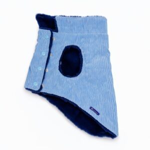 giacca per cane in velluto a coste blu “Nile Blue” con fodera in faux-fur durante passeggiata invernale Nile Blue corduroy dog jacket with faux-fur lining during a winter walk