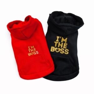 Felpa con cappuccio per cane “I’m the Boss” in tessuto morbido traspirante con stampa glitter oro. Dog hoodie “I’m the Boss” in soft breathable fabric with gold glitter print.