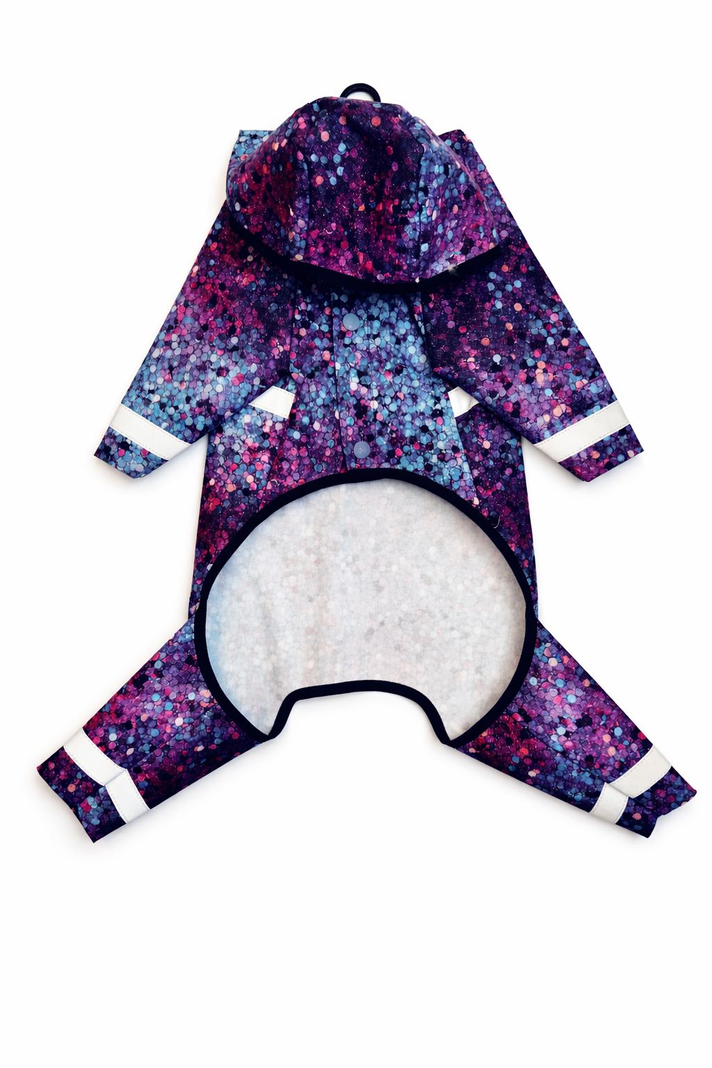 Impermeabile jumpsuit per cane Bubbles con motivo bubble anni ’70 e bande riflettenti su zampe e dorso. Bubbles dog raincoat jumpsuit with retro bubble pattern and reflective ribbons on legs and back.