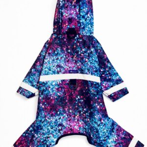 Barboncino con Impermeabile jumpsuit per cane Bubbles con motivo bubble anni ’70 e bande riflettenti su zampe e dorso. Bubbles dog raincoat jumpsuit with retro bubble pattern and reflective ribbons on legs and back.
