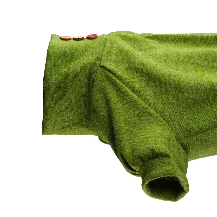 Top per cane in tessuto morbido verde con collo alto morbido e ciondolo a stella dorato. Soft green dog top with soft turtleneck collar and small golden star charm.