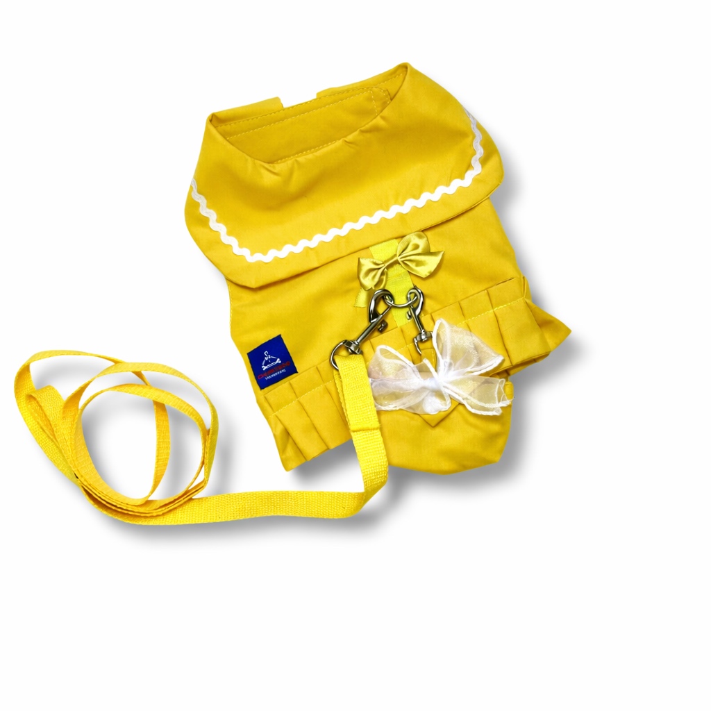 Vestito pettorina per cane stile marinaio giallo con colletto bianco, gonna plissettata e guinzaglio coordinato. Yellow sailor harness dress for dogs with white trimmed collar, pleated skirt and matching leash.