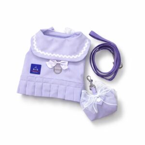 Vestito pettorina per cane stile marinaio giallo con colletto bianco, gonna plissettata e guinzaglio coordinato. Yellow sailor harness dress for dogs with white trimmed collar, pleated skirt and matching leash.