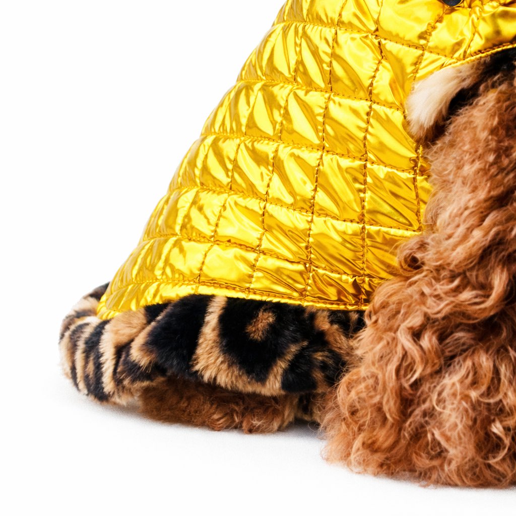 Cappotto piumino per cane “Gold” trapuntato color oro con fodera in faux fur leopardata Gold quilted puffer dog coat “Gold” with leopard-print faux fur lining